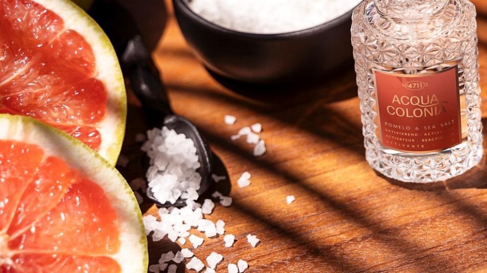 Sonnengereifte Pomelo-Noten verbinden sich mit Meersalz-Mineralien Sonnengereifte Pomelo-Noten verbinden sich mit Meersalz-Mineralien