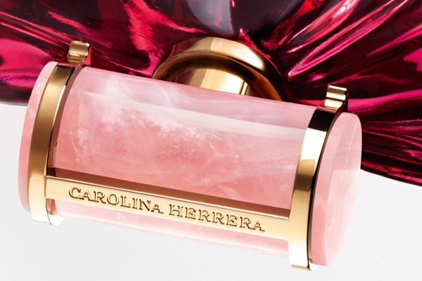 Das Flakon ist aus Glas geformt und zeigt kühne Farbtöne von Herrera-Rosa und -Rot Das Flakon ist aus Glas geformt und zeigt kühne Farbtöne von Herrera-Rosa und -Rot