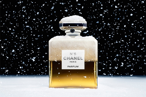 Inmitten einer eisbedeckten Landschaft hüllt sich das N°5 Eau de Parfum scheinbar in einen zarten Mantel aus Schnee