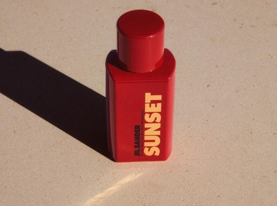 Sunset Eau de Parfum, der erste Chypre-Duft von Jil Sander, verkörpert die Dualität einer Rose: 