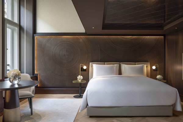 Die Zimmer und Suiten in gedeckten Farben sind mit stilvollem Interieur eingerichtet.