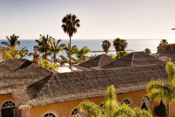 Das Resort liegt wie eine kleine, koloniale Stadt über dem Atlantik