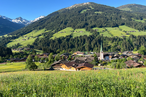 Die Alte Schafalm hoch über Alpbach am frühen Morgen