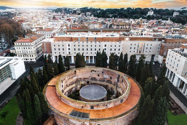 Bulgari Hotel Roma zeigt eine monumentale, moderne Architektur, die durch die Verwendung traditioneller römischer Materialien und Farben wie ockerfarbenem Travertinmarmor und feuerrotem Ziegelstein unterstrichen wird. 