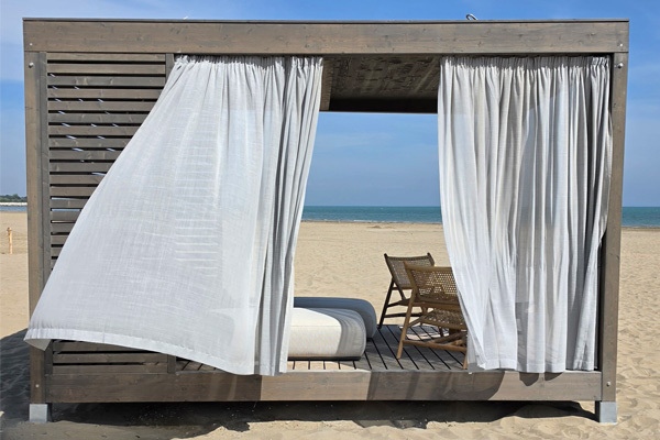 Die privaten Strand Cabanas bieten jeden Komfort