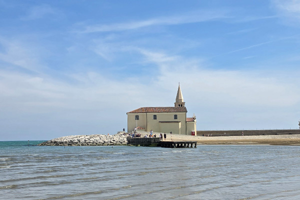 Die Madonne dell'Angelo Kirche ist nur einen entspannten Spaziergang am Standstrand entfernt