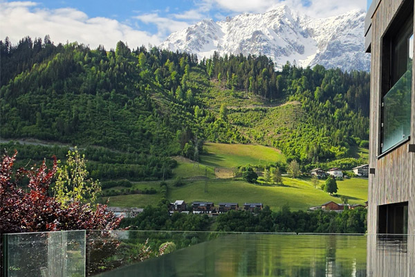 Das Boutique-Aparthotel inmitten der steirischen Bergwelt verfolgt ein Konzept, das aktueller kaum sein könnte: maximale Freiheit, individuelle Gestaltung und die Möglichkeit, den eigenen Lebensrhythmus wiederzufinden