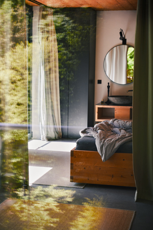 Four Elements Retreat - Schlafzimmer mit Blick in die Natur Four Elements Retreat - Schlafzimmer mit Blick in die Natur