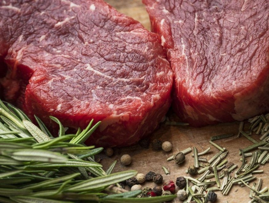 Rumpsteaks warten auf die Zubereitung Rumpsteaks warten auf die Zubereitung