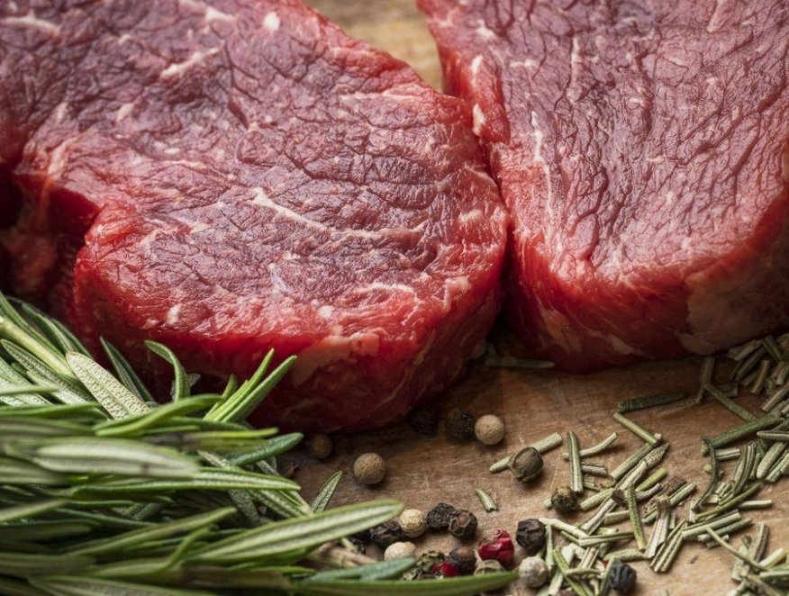 Rumpsteaks warten auf die Zubereitung