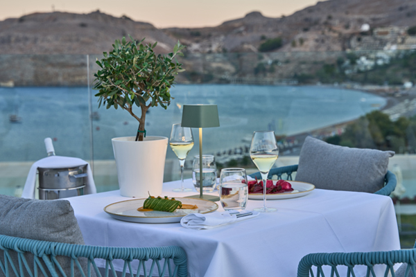 Das Restaurant Thalatta eignet sich perfekt für romantische Abendessen bei Kerzenlicht am Meer.