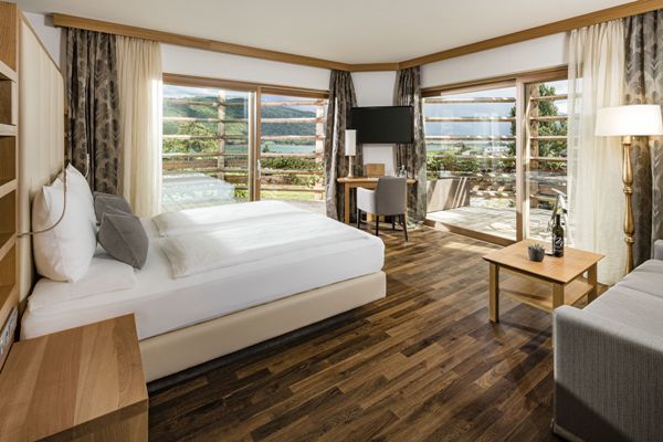 Alle 71 Zimmer und Suiten im SEELEITEN Lake Spa Hotel überzeugen durch ein modernes, freundliches Design, geprägt von hellen Hölzern und klaren Linien. 