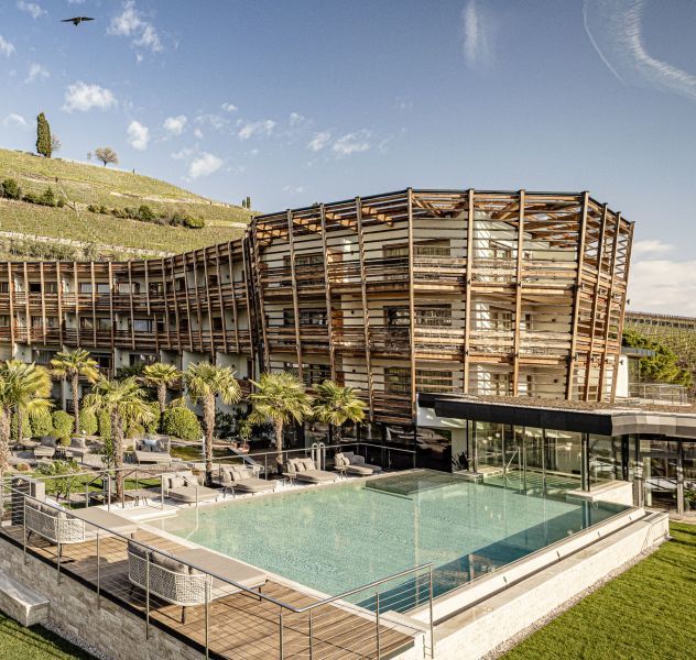 Eingebettet in die Südtiroler Weinberge zwischen den Gemeinden Eppan und Tramin liegt die kleine Gemeinde Kaltern, das Zuhause des SEELEITEN Lake Spa Hotel