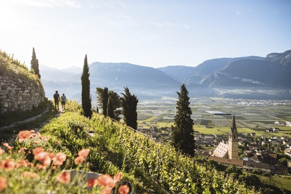 Eingebettet in die Südtiroler Weinberge zwischen den Gemeinden Eppan und Tramin liegt die kleine Gemeinde Kaltern, das Zuhause des SEELEITEN Lake Spa Hotel