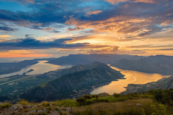 Ein Highlight ist die Bucht von Kotor, ein UNESCO-Weltkulturerbe, das oft als Europas südlichster Fjord bezeichnet wird.