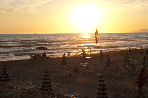 Mit dem Sonnenuntergang verwandelt sich der Strand in eine entspannte Aperitivo Bar