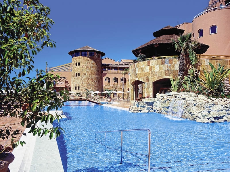 Hotel und Pool
