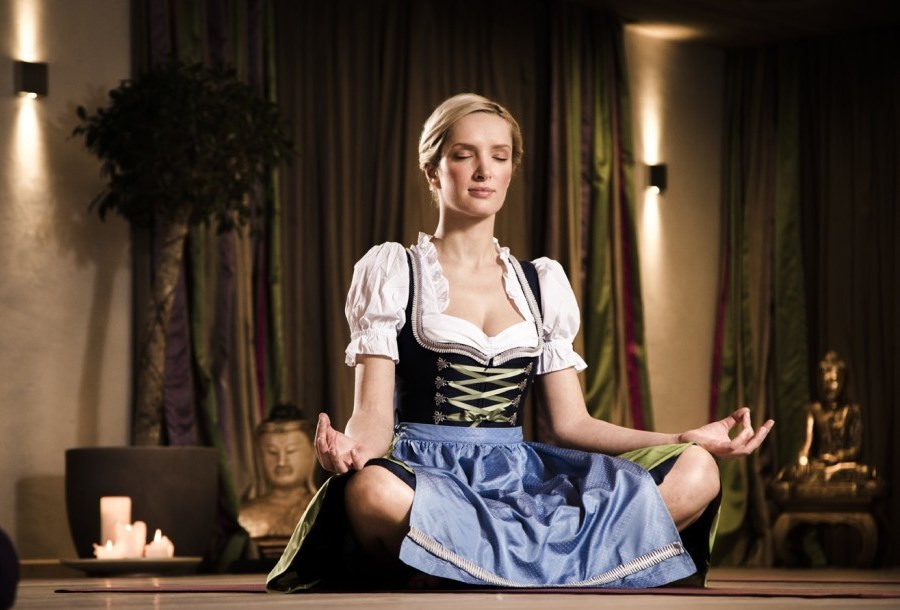 Yoga im Dirndl