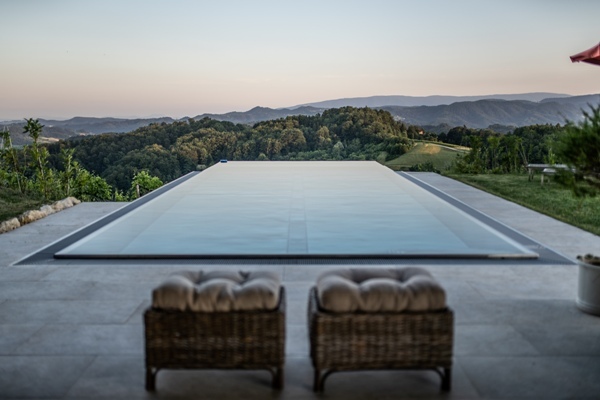 im infinity pool die Ruhe der Weinberge geniessen