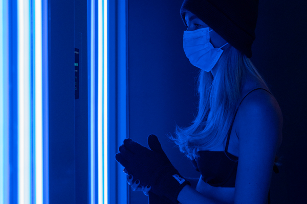 Die Cryo Kammer betritt man mit Badekleidung und Kältschutz für Kopf, Füsse und Hände