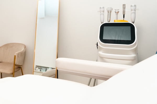 Die patentierte HydraFacial®-Behandlung reinigt die Haut, exfoliert und nährt  für einen strahlenden Teint in nur 30 Minuten