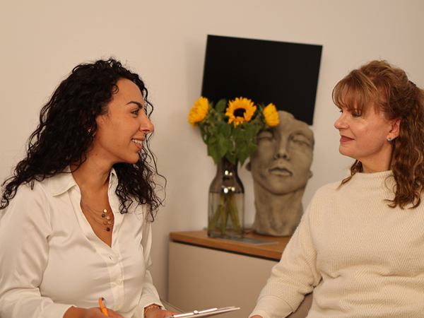 Dr. Sara Abayev in einem Beratungsgespräch mit einer Patientin in ihrer Ordination in Wien.