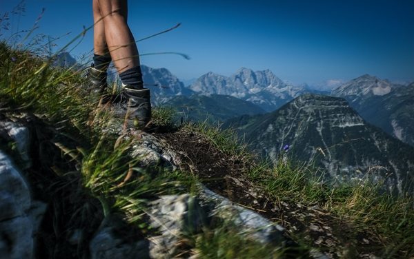 Schritt für Schritt voran, die Umgebung genießen, abschalten Wandern ist der perfekte Ausgleich zum stressigen Alltag Schritt für Schritt voran, die Umgebung genießen, abschalten Wandern ist der perfekte Ausgleich zum stressigen Alltag