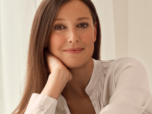 Alexandra Maria Lara ist das neue Testimonial der Marke und speziell der SYSTEM ABSOLUTE Pflegeserie