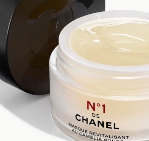 N°1 DE CHANEL Revitalisierende Maske kombiniert den Extrakt und das Öl der roten Kamelie  mit den Säuren der Hibiskusblüte und natürlichen AHA's und entfernt sanft abgestorbene Hautzellen