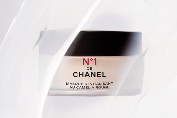 N°1 DE CHANEL Revitalisierende Maske kombiniert den Extrakt und das Öl der roten Kamelie  mit den Säuren der Hibiskusblüte und natürlichen AHA's und entfernt sanft abgestorbene Hautzellen