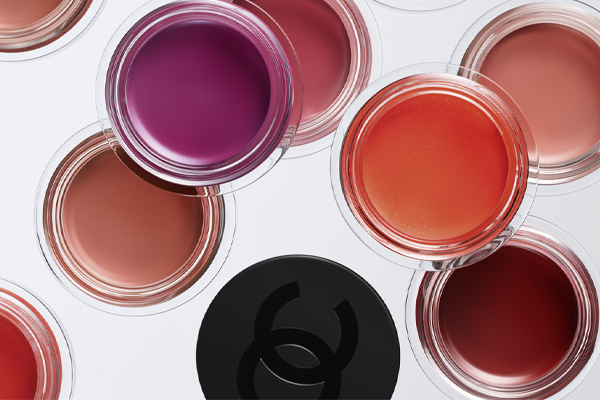 Angereichert mit dem Öl der roten Kamelie bietet der vielseitig anwendbare N°1 DE CHANEL Balsam für Lippen und Wangen eine intensive Feuchtigkeitsversorgung und sorgt für ein anhaltendes Wohlgefühl. Angereichert mit dem Öl der roten Kamelie bietet der vielseitig anwendbare N°1 DE CHANEL Balsam für Lippen und Wangen eine intensive Feuchtigkeitsversorgung und sorgt für ein anhaltendes Wohlgefühl.