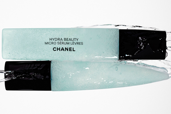 Das Herzstück der HYDRA BEAUTY Micro Sérum Lèvres Formel ist eine hochmoderne Mikrofluidik-Technologie, die die Kraft der weißen Kamelie bewahrt, indem sie sie in Tausende von Mikrotröpfchen einkapselt. Das Herzstück der HYDRA BEAUTY Micro Sérum Lèvres Formel ist eine hochmoderne Mikrofluidik-Technologie, die die Kraft der weißen Kamelie bewahrt, indem sie sie in Tausende von Mikrotröpfchen einkapselt.