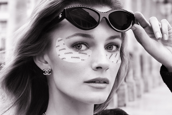 Mit den LE LIFT Flash Eye Pads liefert CHANEL ein echtes Must-have für alle, die sich sofort sichtbare Frische, jugendliche Ausstrahlung und gepflegte Haut rund um die Augen wünschen