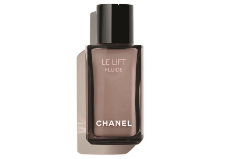 Über die glättenden und festigenden Eigenschaften hinaus eignet sich LE LIFT Fluide ideal als Make-up-Grundlage für ein samtiges Finish und einen optimierten Halt. Über die glättenden und festigenden Eigenschaften hinaus eignet sich LE LIFT Fluide ideal als Make-up-Grundlage für ein samtiges Finish und einen optimierten Halt.