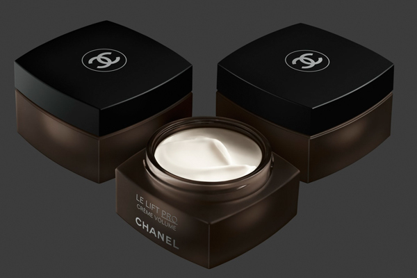 LE LIFT PRO Crème Volume schenkt der Haut Komfort und hinterlässt ein samtiges Finish. Diese korrigierende, auffüllende Creme wirkt volumen- und kontraststeigernd, indem sie den Halt der Haut stärkt