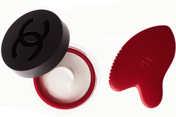 Das Massage-Accessoire verstärkt die Wirksamkeit des N°1 DE CHANEL Rituals aus Serum und Creme. Das Massage-Accessoire verstärkt die Wirksamkeit des N°1 DE CHANEL Rituals aus Serum und Creme.