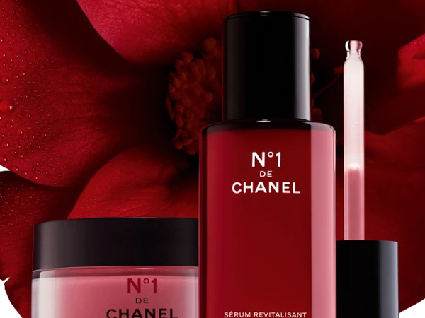 Die Produkte der N°1 de CHANEL Hautpflegelinie wirken intensiv und unmittelbar auf die Vitalitätsmechanismen der Haut ein.