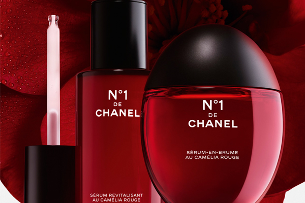 N°1 DE CHANEL Serum-in-Mist begleitet Sie den ganzen Tag