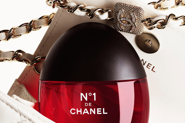 Das neue N°1 DE CHANEL Serum-in-Mist schützt die Haut vor urbanem Stress Das neue N°1 DE CHANEL Serum-in-Mist schützt die Haut vor urbanem Stress