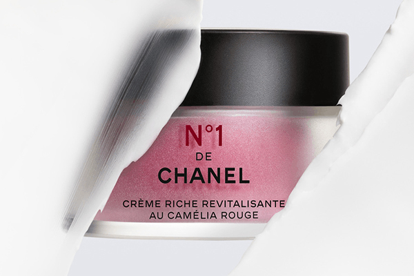 Creme Riche ist die reichhaltige revitalisierende Creme mit roter Kamelie ist die neue Verbündete, um Zeichen der Hautalterung und die schädlichen Auswirkungen von Kälte mühelos zu bekämpfen Creme Riche ist die reichhaltige revitalisierende Creme mit roter Kamelie ist die neue Verbündete, um Zeichen der Hautalterung und die schädlichen Auswirkungen von Kälte mühelos zu bekämpfen