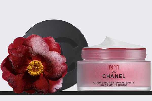 Im Herzen der N°1 DE CHANEL Rich Revitalizing Cream wirkt der Extrakt der roten Kamelie auf die erste Phase der Hautalterung, indem er die Vitalität der Hautzellen fördert Im Herzen der N°1 DE CHANEL Rich Revitalizing Cream wirkt der Extrakt der roten Kamelie auf die erste Phase der Hautalterung, indem er die Vitalität der Hautzellen fördert