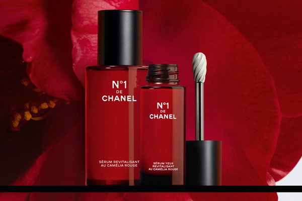 N°1 DE CHANEL Revitalizing Eye Serum glättet die Augenpartie