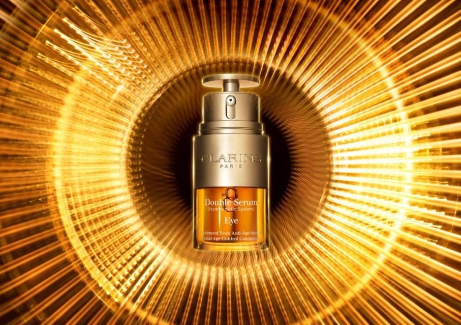 Clarins Double Eye Serum stärkt die Vitalfunktionen der empfindlichen Hautpartie rund um die Augen Clarins Double Eye Serum stärkt die Vitalfunktionen der empfindlichen Hautpartie rund um die Augen