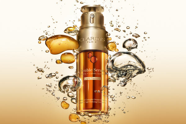 Double Serum gibt es jetzt in einer neuen, federleichten Textur, für alle, deren Haut mehr Talg produziert Double Serum gibt es jetzt in einer neuen, federleichten Textur, für alle, deren Haut mehr Talg produziert