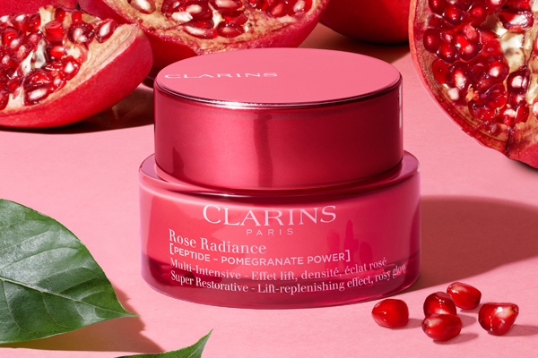 Clarins exklusiver Haronga-Extrakt, so wirksam wie Retinol1, und Stechginster-Extrakt werden für Lifting-Effekt und Hautdichte sowie gegen Spannkraftverlust kombiniert. Clarins exklusiver Haronga-Extrakt, so wirksam wie Retinol1, und Stechginster-Extrakt werden für Lifting-Effekt und Hautdichte sowie gegen Spannkraftverlust kombiniert.