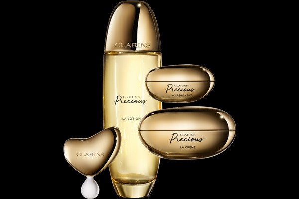 Clarins Precious - Die Haut findet zu einer optimalen Spannkraft zuruck, ist prall und voller Vitalität. Clarins Precious - Die Haut findet zu einer optimalen Spannkraft zuruck, ist prall und voller Vitalität.