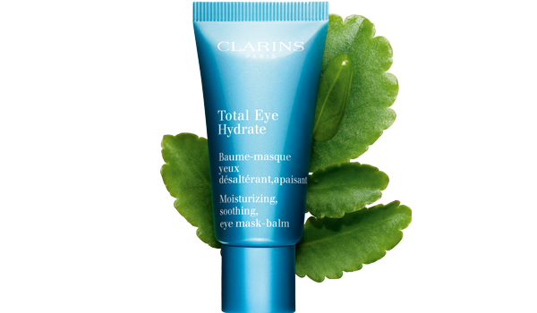 Die ultra-komfortable Balsam-Maske Total Eye Hydrate fördert die Feuchtigkeitsversorgung der Augenpartie dank des biologischen Extrakts der Goethe-Pflanze Die ultra-komfortable Balsam-Maske Total Eye Hydrate fördert die Feuchtigkeitsversorgung der Augenpartie dank des biologischen Extrakts der Goethe-Pflanze