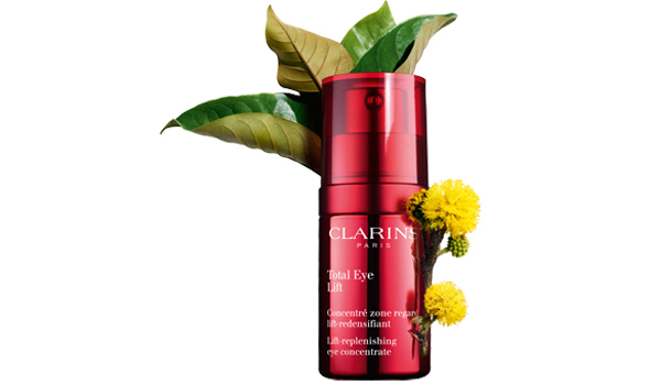 Die zarte, frische und leichte Textur von Total Eye Lift enthält biologischen Haronga-Extrakt kombiniert mit dem Blüten-wachs der Cassia und verleiht innerhalb von 60 Sekunden einen Lifting-Effekt und mehr Hautdichte Die zarte, frische und leichte Textur von Total Eye Lift enthält biologischen Haronga-Extrakt kombiniert mit dem Blüten-wachs der Cassia und verleiht innerhalb von 60 Sekunden einen Lifting-Effekt und mehr Hautdichte