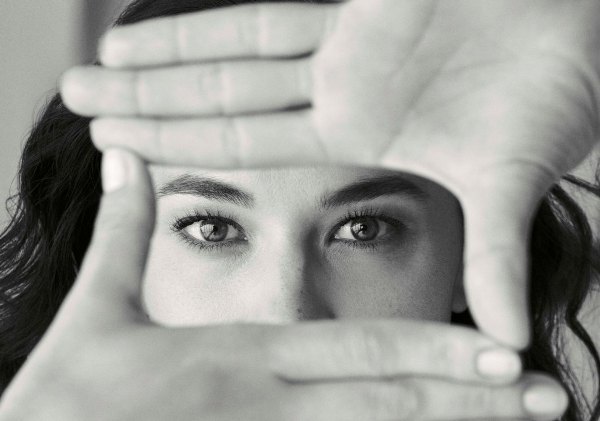 Für 84 % der Frauen sind die Augen das Schönheitsanliegen Nummer eins - aus gutem Grund. Eine Typologie-Studie zeigt, dass unter dem Einfluss von Stress und Müdigkeit die Augenpartie als erstes betroffen ist.