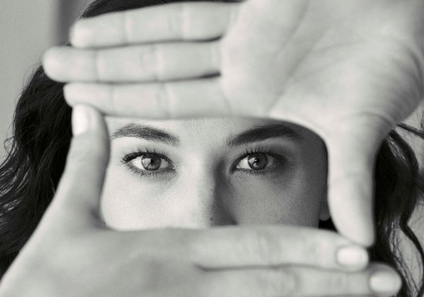 Für 84 % der Frauen sind die Augen das Schönheitsanliegen Nummer eins - aus gutem Grund. Eine Typologie-Studie zeigt, dass unter dem Einfluss von Stress und Müdigkeit die Augenpartie als erstes betroffen ist. Für 84 % der Frauen sind die Augen das Schönheitsanliegen Nummer eins - aus gutem Grund. Eine Typologie-Studie zeigt, dass unter dem Einfluss von Stress und Müdigkeit die Augenpartie als erstes betroffen ist.